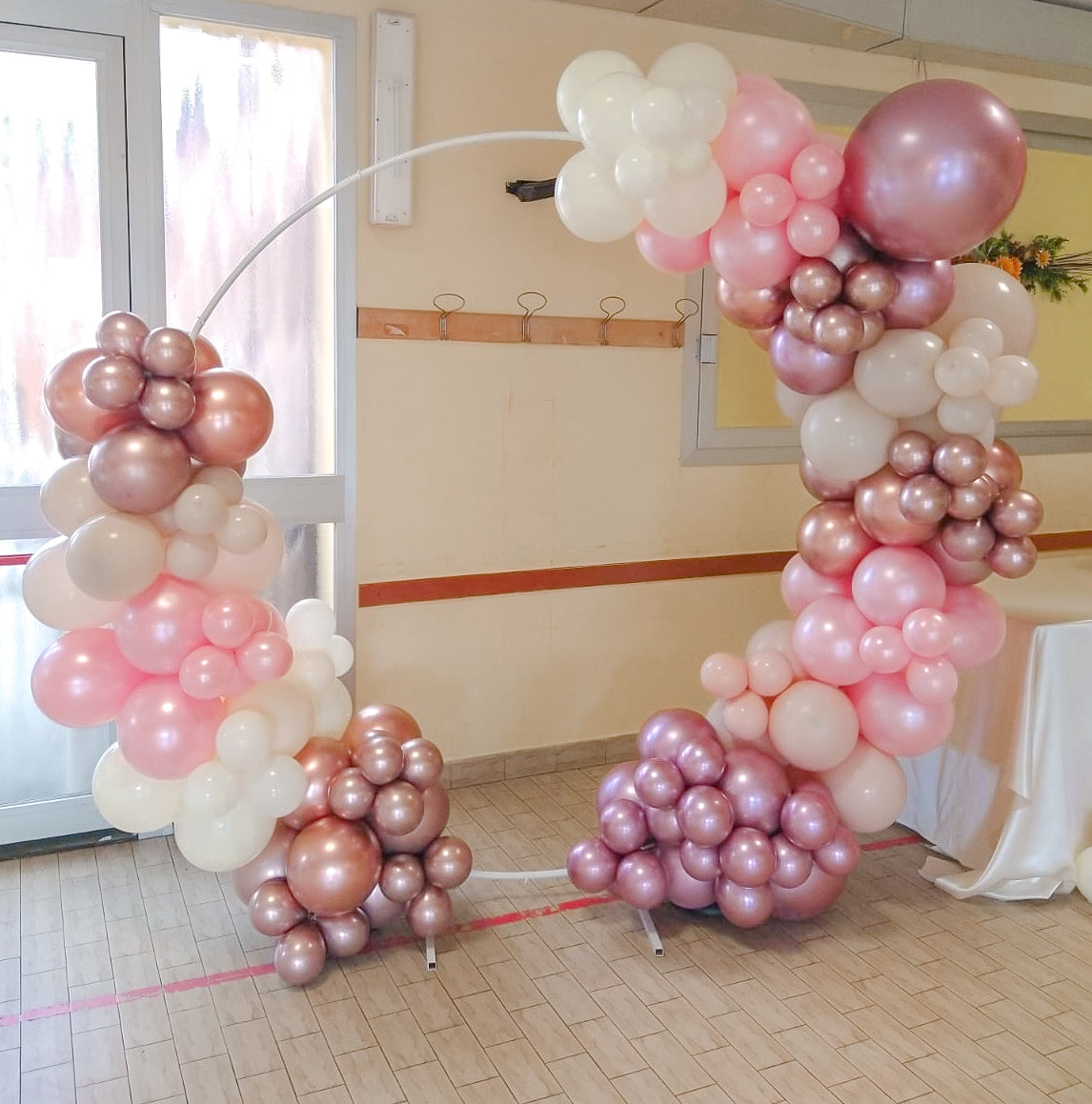 Centrotavola di Palloncini/ trasparente con fiori all'interno/ persona –  Keira Prince Crafts