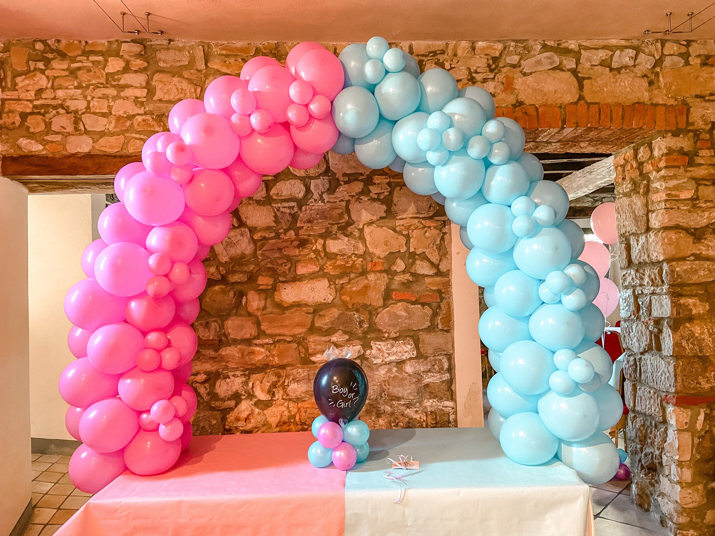 Arco Gender Reveal Rosa & Azzurro / Allestimento Palloncini arco del tavolo