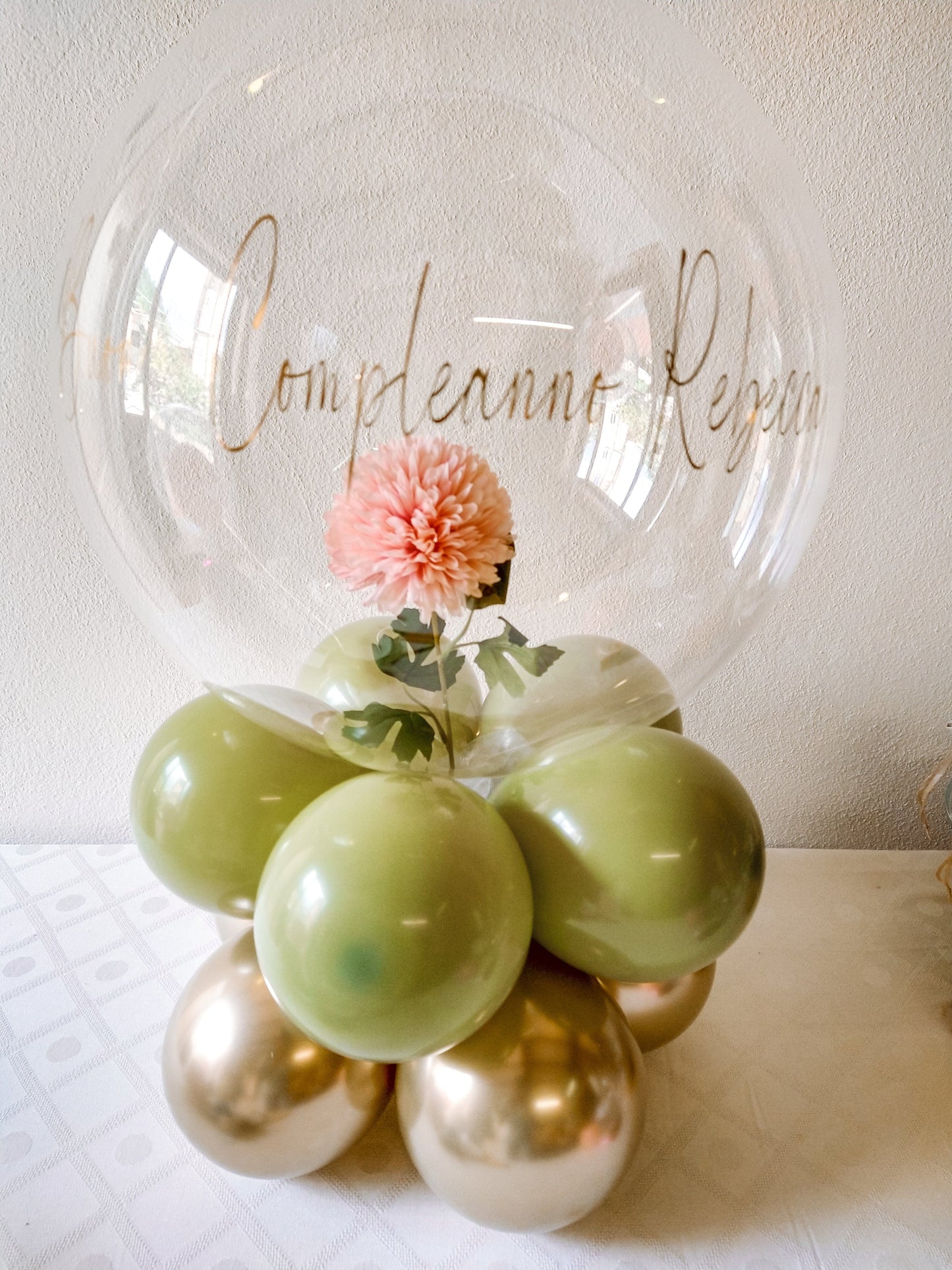 Centrotavola di Palloncini/ trasparente con fiori all'interno/ personalizzabile.
