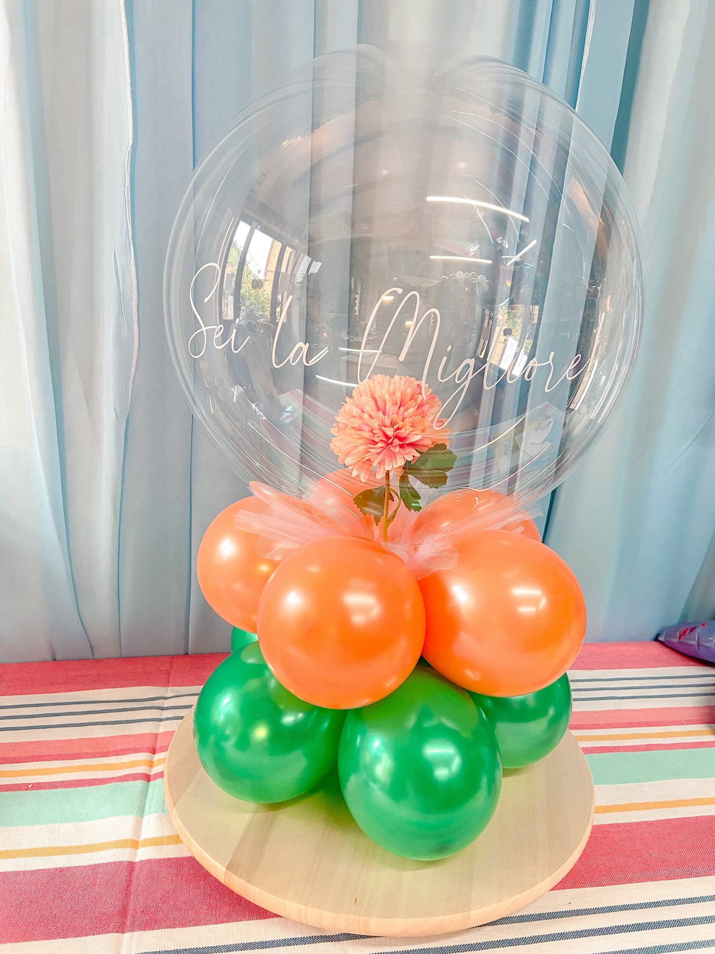 Centrotavola di Palloncini/ trasparente con fiori all'interno/ personalizzabile.