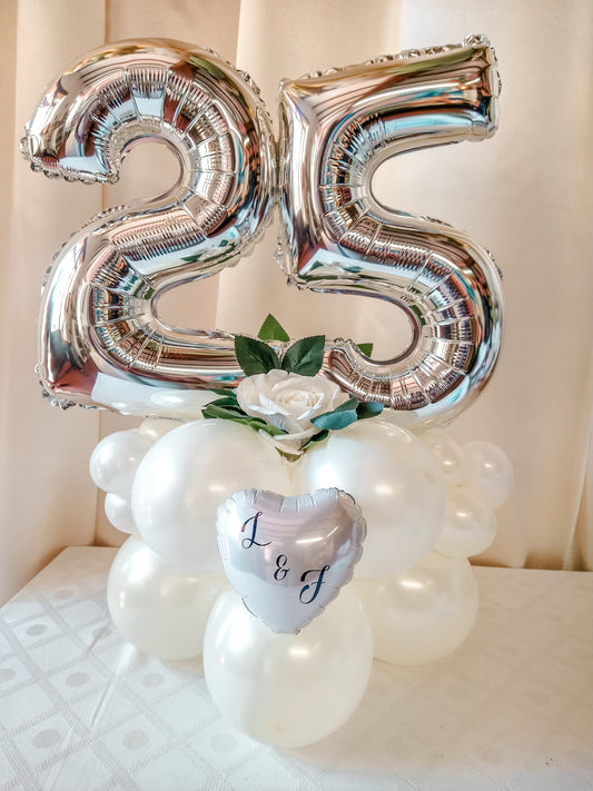Centrotavola 25° anniversario/palloncini argento 25°/fiori e iniziali
