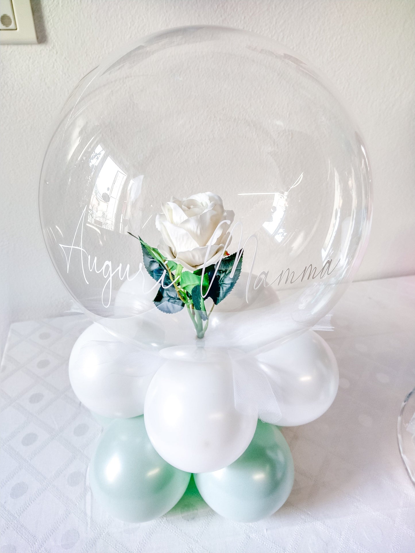 Centrotavola di Palloncini/ trasparente con fiori all'interno/ personalizzabile.