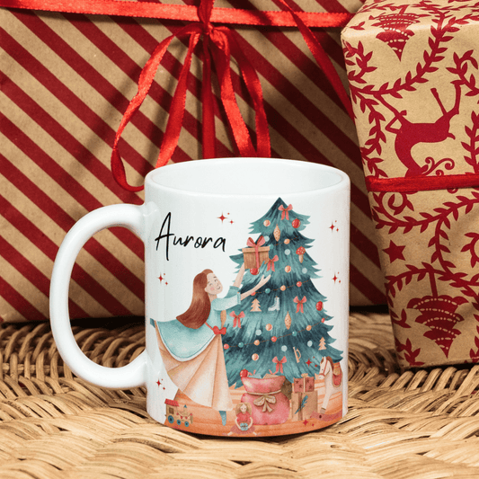 Tazza di Natale personalizzabile con un bellissimo design dell'albero di Natale con una bambina