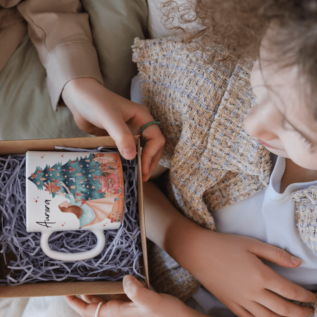 Tazza di Natale personalizzabile con un bellissimo design dell'albero di Natale con una bambina