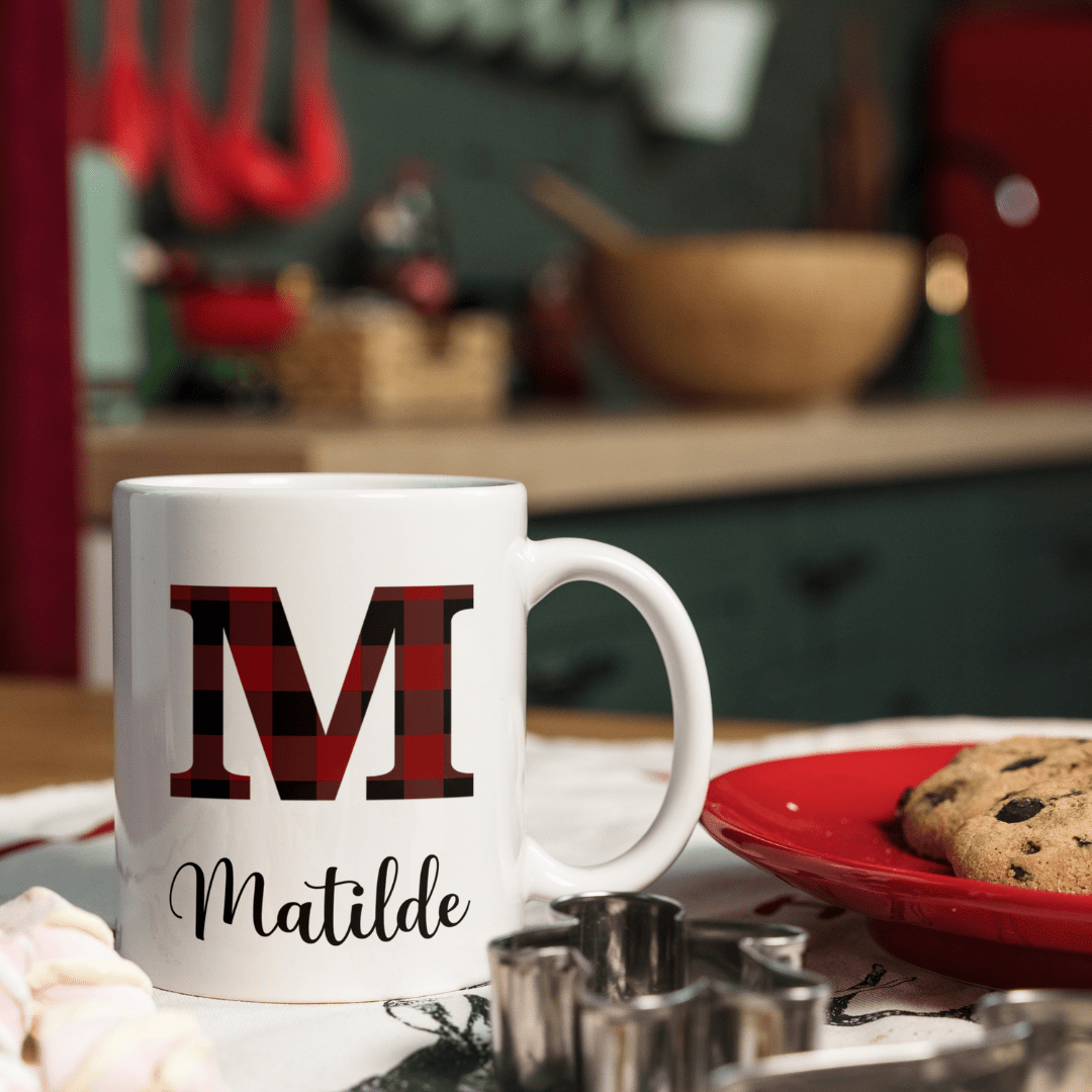 tazza di natale con monogramma motivo a quadri di bufalo (Buffalo Plaid)